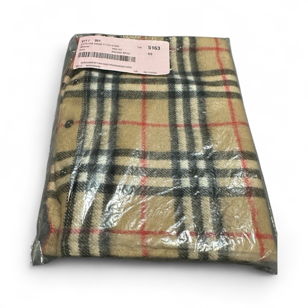 Burberry Vintage Check Snood in Tan and Black - Picture 14 of 16